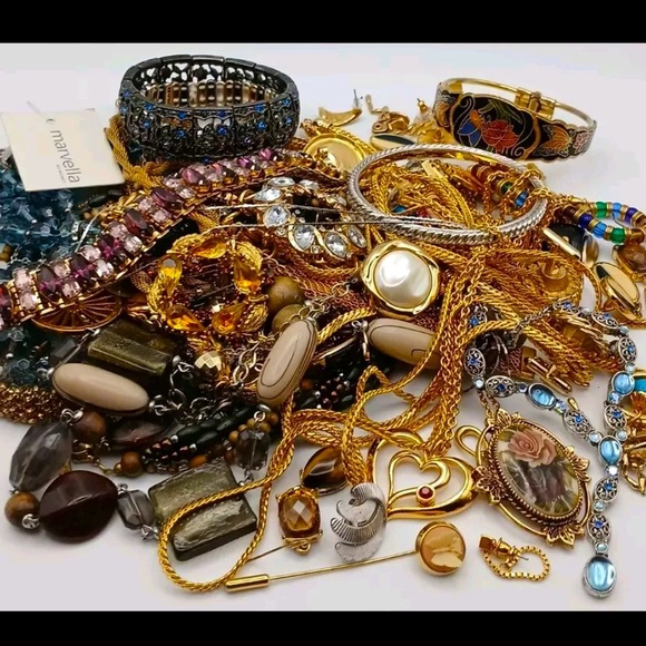 “ROCK THE CASBA”~ huge 5 LB vintage jewelry lot- MYSTERY BOX - Picture 2 of 6